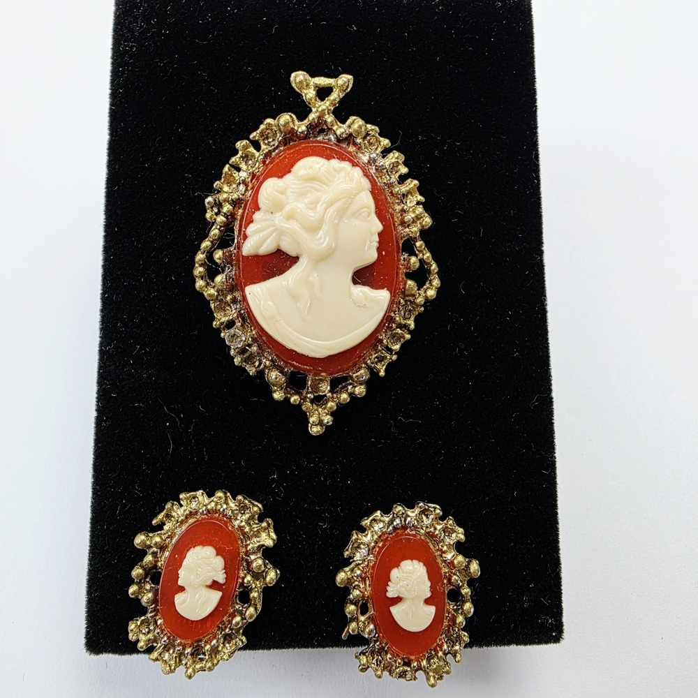 Vintage Cameo Brooch or Pendant and Screw Back Earrings Set Gold Tone Frame - Picture 2 of 8